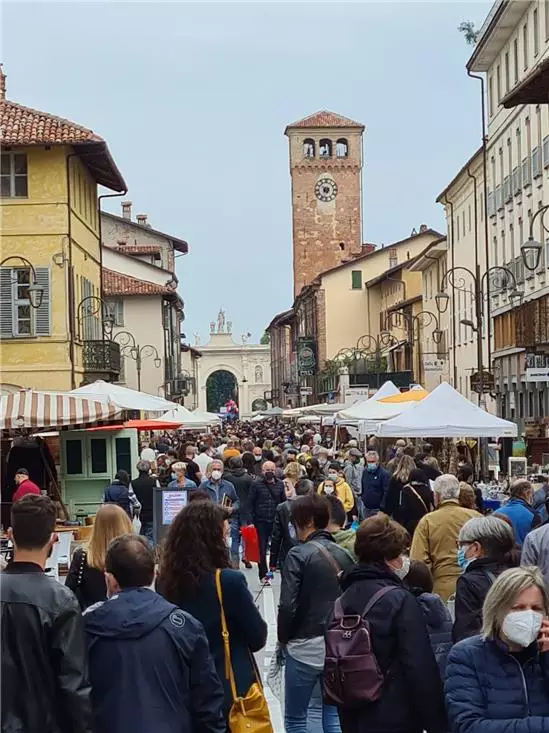 Mercato antiquariato giugno